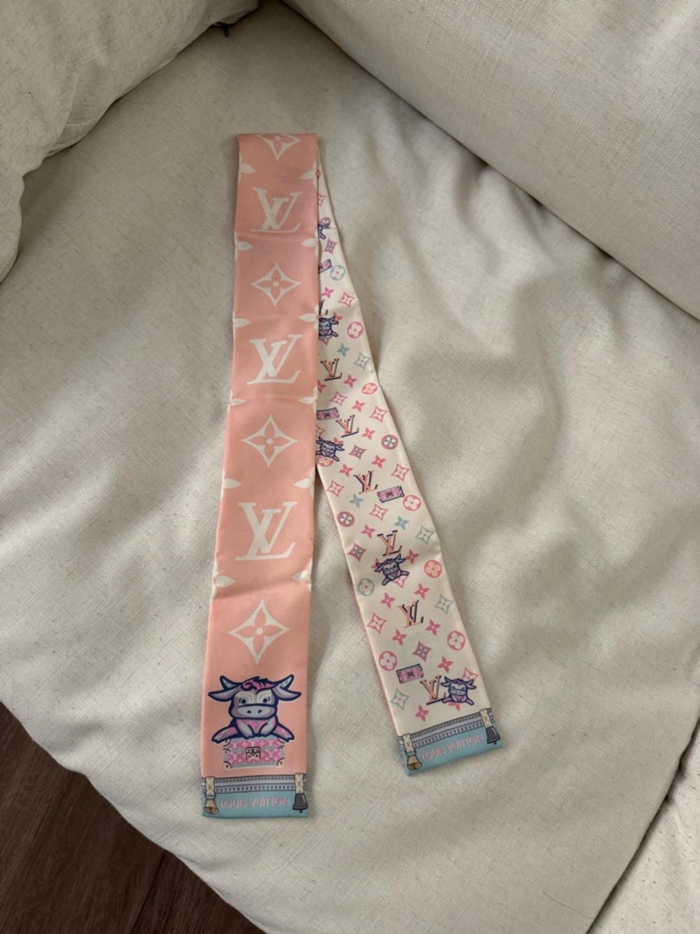 Louis Vuitton | Rodeo Ox Bandeau Silk Scarf - Picture 2 of 2